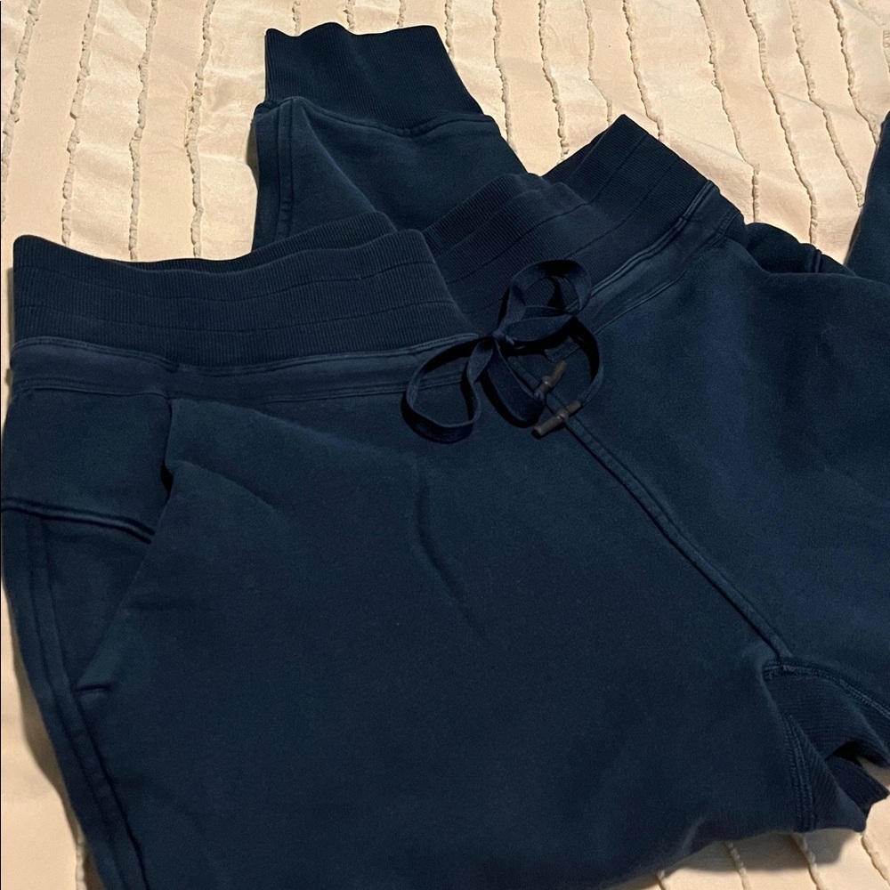 🏷️ Lululemon Navy Cropped Sweats / Jogger Pants - Picture 3 of 8